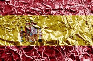 Spanien-Flagge in Lackfarben auf glänzender, zerknitterter Aluminiumfolie, Nahaufnahme. strukturierte Fahne auf rauem Hintergrund foto