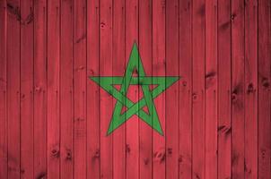 marokko flagge in hellen farben auf alter holzwand dargestellt. strukturierte Fahne auf rauem Hintergrund foto