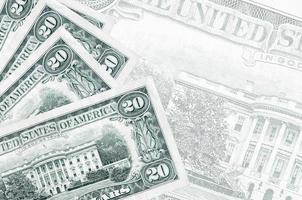 20 US-Dollar-Scheine liegen im Stapel auf dem Hintergrund einer großen halbtransparenten Banknote. abstrakter betriebswirtschaftlicher hintergrund foto
