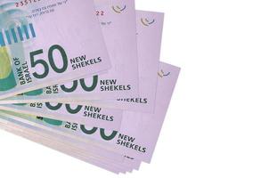 50 israelische neue Schekel-Scheine liegen in kleinen Bündeln oder Packungen isoliert auf Weiß. modell mit kopierraum. Geschäft und Geldwechsel foto