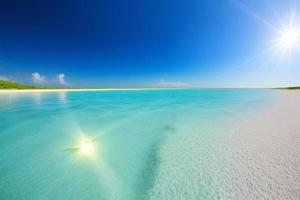 schöner tropischer strand mit blauem ozean. weißer Sand tropisches Paradies Strand Hintergrund Sommerurlaub Konzept. foto