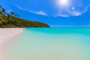 schöner tropischer strand mit blauem ozean. weißer Sand tropisches Paradies Strand Hintergrund Sommerurlaub Konzept. foto