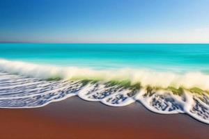 schöner tropischer strand mit blauem ozean. weißer Sand tropisches Paradies Strand Hintergrund Sommerurlaub Konzept. foto