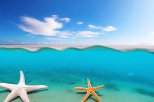 schöner tropischer strand mit blauem ozean. weißer Sand tropisches Paradies Strand Hintergrund Sommerurlaub Konzept. foto