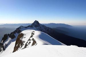 schöner Winterhintergrund mit Schnee. neujahr, weihnachten und andere feiertage, webposter, grußkarte. foto