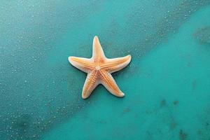 schöner tropischer strand mit blauem ozean. weißer Sand tropisches Paradies Strand Hintergrund Sommerurlaub Konzept. foto