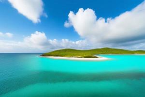 schöner tropischer strand mit blauem ozean. weißer Sand tropisches Paradies Strand Hintergrund Sommerurlaub Konzept. foto