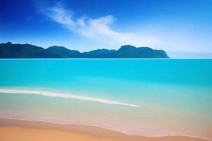 schöner tropischer strand mit blauem ozean. weißer Sand tropisches Paradies Strand Hintergrund Sommerurlaub Konzept. foto