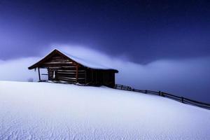 schöner Winterhintergrund mit Schnee. neujahr, weihnachten und andere feiertage, webposter, grußkarte. foto