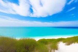 schöner tropischer strand mit blauem ozean. weißer Sand tropisches Paradies Strand Hintergrund Sommerurlaub Konzept. foto
