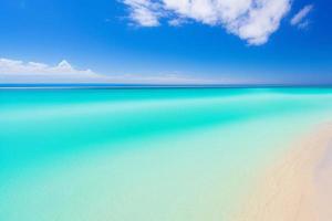 schöner tropischer strand mit blauem ozean. weißer Sand tropisches Paradies Strand Hintergrund Sommerurlaub Konzept. foto