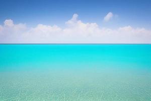 schöner tropischer strand mit blauem ozean. weißer Sand tropisches Paradies Strand Hintergrund Sommerurlaub Konzept. foto