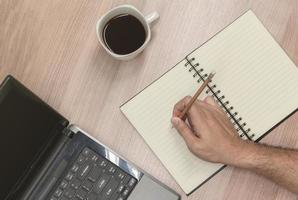 Geschäftsmann Hand mit Stift zur Kenntnisnahme auf Notebook mit Laptop-Display zeigen Dia-Präsentation foto