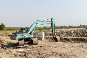 Bagger graben auf der Baustelle foto