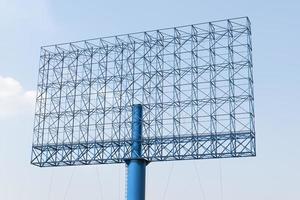 Stahlrahmen leere Plakatwand mit blauem Himmelshintergrund foto