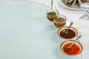 thailändische Sauce auf dem weißen Tisch foto