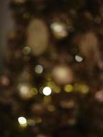 weihnachten und frohes neues jahr auf verschwommenem bokeh weihnachtsbaum foto