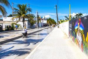 holbox quintana roo mexiko 2021 schlammige straßen mit pfützen und schlamm auf der insel holbox mexiko. foto