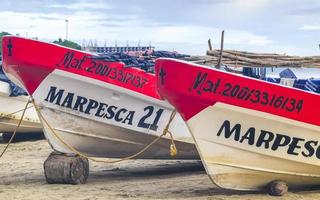 puerto escondido oaxaca mexiko 2022 fischerboote am hafenstrand in puerto escondido mexiko. foto