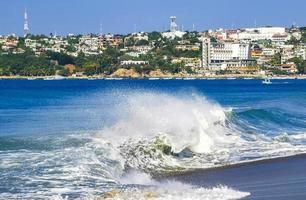 puerto escondido oaxaca mexiko 2022 extrem riesige große surferwellen am strand puerto escondido mexiko. foto