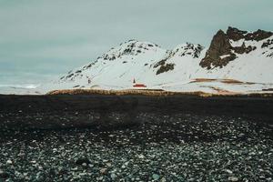 Reyniskirkja-Kirche in der Nähe von Berglandschaftsfoto foto