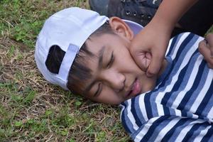 weicher fokus südostasiatischer jungen sind streiten und kämpfen, kämpfe zwischen freunden, missverständnisse und gegenseitige vergebung unter freunden. foto