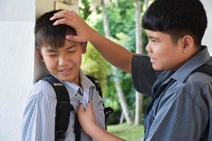 weicher fokus südostasiatischer jungen sind streiten und kämpfen, kämpfe zwischen freunden, missverständnisse und gegenseitige vergebung unter freunden. foto