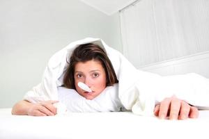 Frau krank im Bett foto