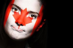 Gesichtsbemalung mit kanadischer Flagge foto