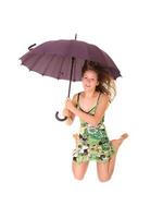 Frau springt mit Regenschirm foto