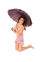 Frau mit Springen mit Regenschirm foto