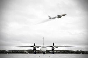 Zwei Flugzeuge Schwarz-Weiß-Foto foto