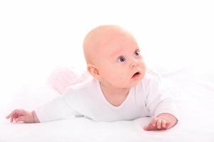 neugieriges Baby auf weißem Hintergrund foto