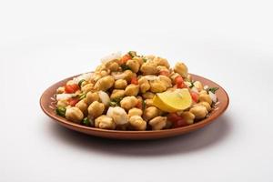 indisches straßenfrühstück chana chaat auch bekannt als chana masala, chola chana chaat foto