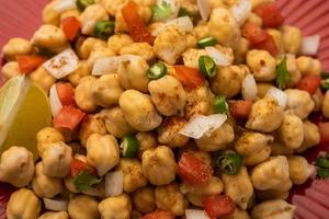 indisches straßenfrühstück chana chaat auch bekannt als chana masala, chola chana chaat foto