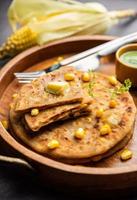 mit Zuckermais gefülltes Paratha oder Parotha, serviert in einem Teller, indisches Fladenbrot-Rezept zum Füllen von Makai foto