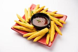 Knusprig frittierte Baby-Mais-Pakoda, Pakora oder Baby-Mais-Krapfen, serviert mit Ketchup, indisches Essen foto