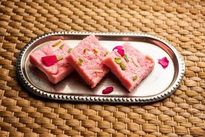 Rose Kalakand Pink Barfi oder Burfi, auch bekannt als aromatisierte Mishri Mava oder Khoa Milkcake Mithai foto