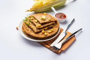 mit Zuckermais gefülltes Paratha oder Parotha, serviert in einem Teller, indisches Fladenbrot-Rezept zum Füllen von Makai foto