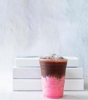 Produkt-Kaltgetränkekarte mit glatt gemischten Kakao-Schokoladen-Erdbeergetränken in einem Plastikglas. foto