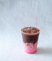 Produkt-Kaltgetränkekarte mit glatt gemischten Kakao-Schokoladen-Erdbeergetränken in einem Plastikglas. foto