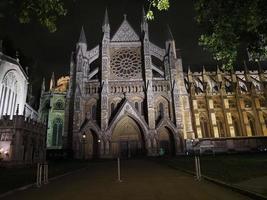 Westminster-Abteikirche nachts in London foto