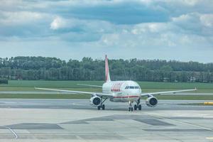 schwechat, österreich, 07. mai 2019, lauda motion flugzeug landet auf dem internationalen flughafen wien. Billigfluggesellschaft foto