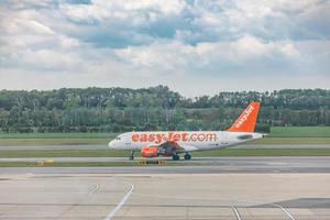 wien, österreich - 07. mai 2019 - easyjet europe airbus a319. easyjet europe airline gmbh, gestylt als easyjet, ist eine low-cost-airline mit sitz in wien, österreich und eine tochtergesellschaft von easyjet foto