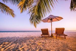 wunderschöner Strand. Stühle am Sandstrand in der Nähe des Meeres. sommerferien- und urlaubskonzept für den tourismus. inspirierende tropische Landschaft. ruhige landschaft, entspannender strand, tropische landschaftsgestaltung foto
