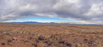 Panoramabild über die südkalifornische Wüste tagsüber foto