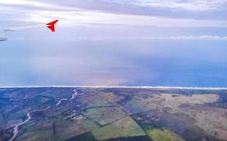 fliegen im flugzeug über der küste von oaxaca mexiko. foto