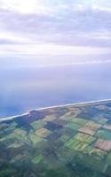 fliegen im flugzeug über der küste von oaxaca mexiko. foto