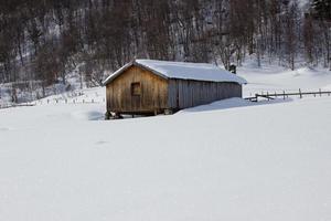 schöner wintertag in den norwegischen bergen in der nähe von hemsedal, buskerud norwegen. Berghütte im Winter, Druck für Postkarte, Tapete, Cover-Design, Poster, Kalender foto