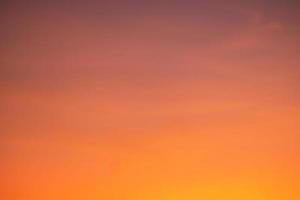 schöne orangefarbene Wolken mit Farbverlauf und Sonnenlicht am blauen Himmel, perfekt für den Hintergrund, nehmen Sie die Abenddämmerung auf foto